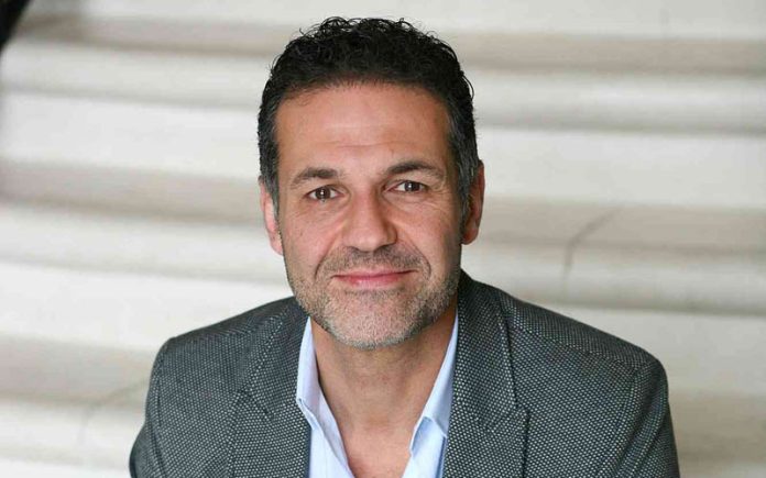 Khaled Hosseini | MOESLIM.ID